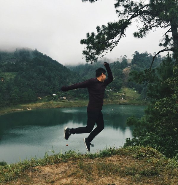 Quels hébergements en Finlande offrent des séjours avec des excursions en motoneige et des bains de sauna?